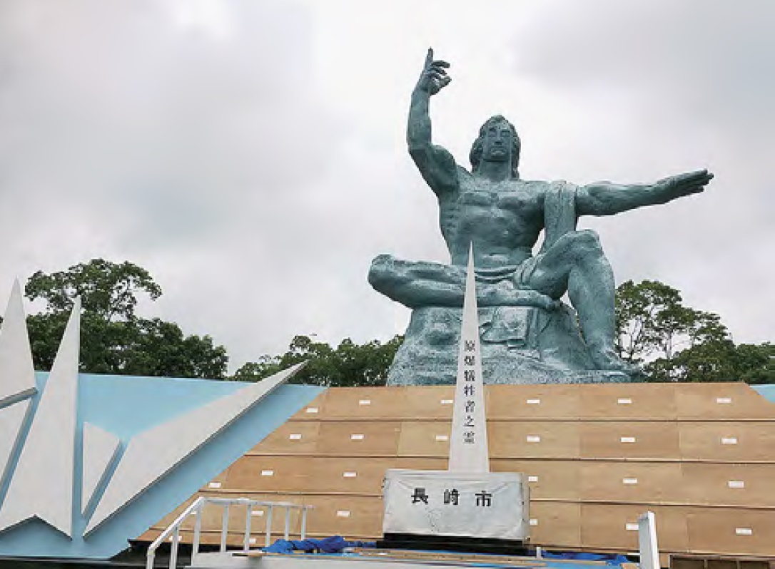 長崎市国際平和公園内に立つ平和祈念像