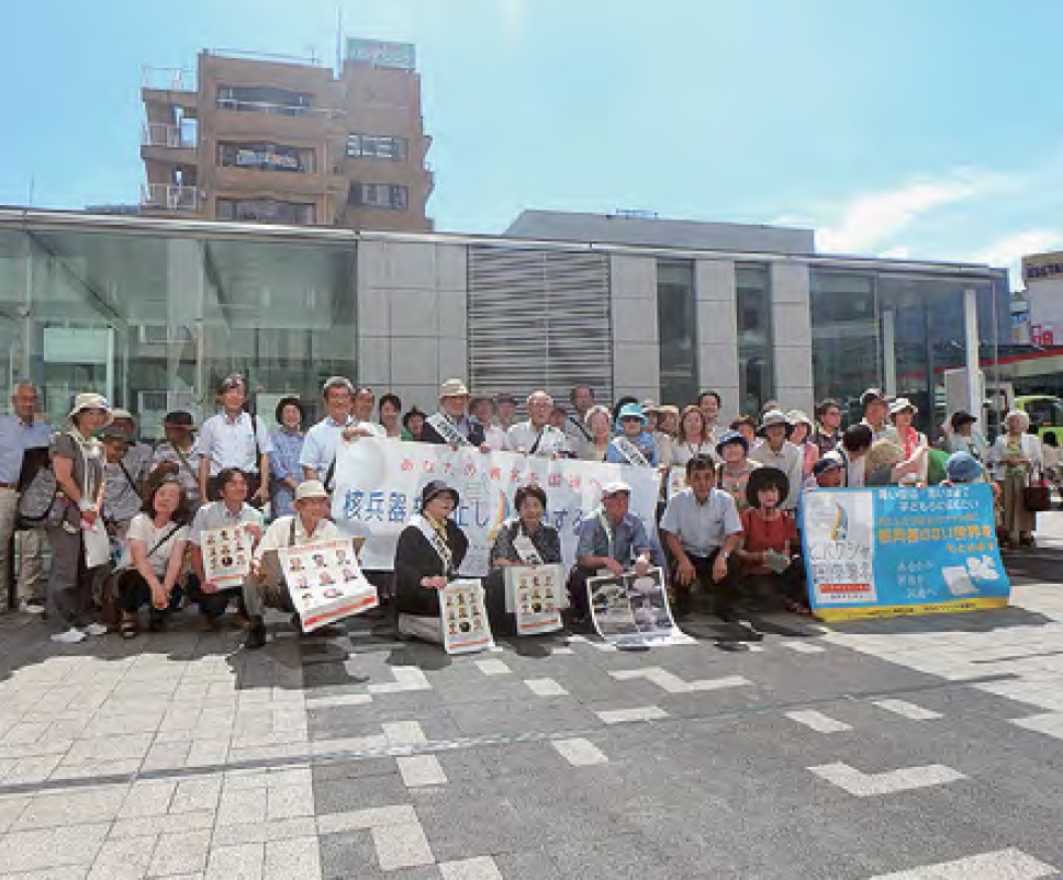 １時間足らずで１３０筆のヒバクシャ署名を集めた＝７月14日・浦和駅東口
