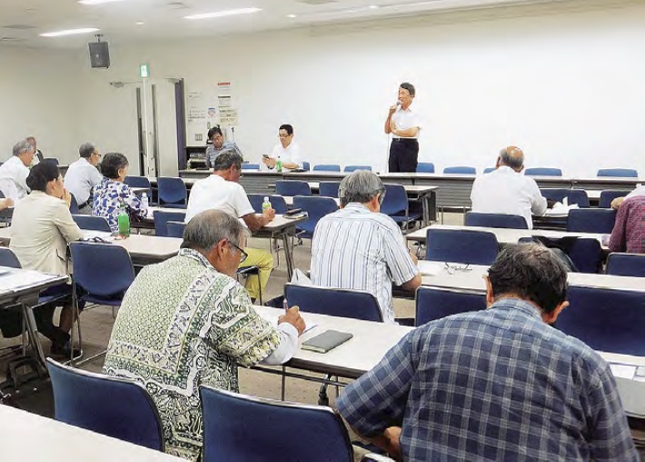 あいさつする小出実行委員長